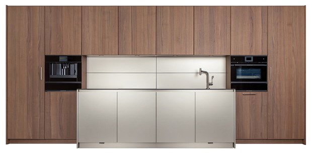 Кухонная мебель Eggersmann Malaga                                                    
                            MK3 (345810) torino bronze hell 8909, malaga nussbaum 3506, laminate dark grey, worktop - камень cosmos nero leather Кухонная мебель Eggersmann Malaga                                                    
              